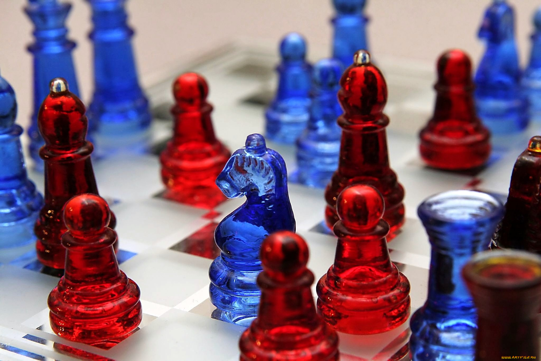 Красный синий такая игра. Синие шахматы. Шахматы красные и синие. Красные шахматы. Цветные шахматы.